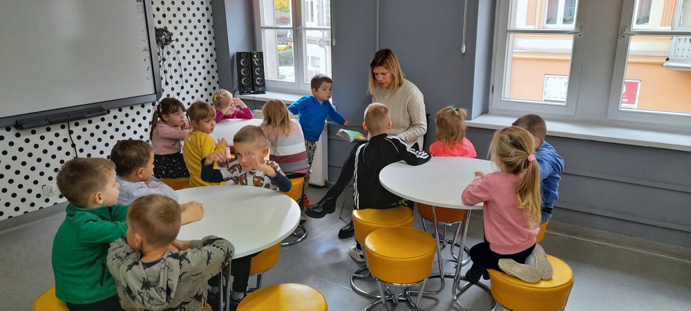 Zajęcia z grupą "Żabki" z Przedszkola Publicznego "Zielone Ogrody" w bibliotece