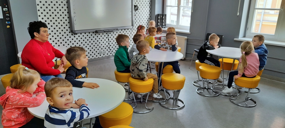 Zajęcia z grupą "Żabki" z Przedszkola Publicznego "Zielone Ogrody" w bibliotece