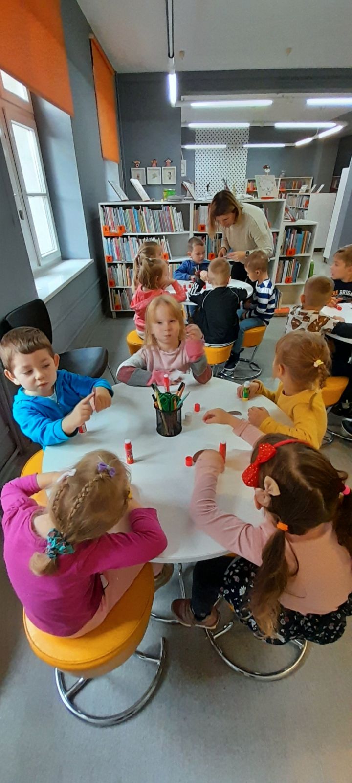 Zajęcia z grupą "Żabki" z Przedszkola Publicznego "Zielone Ogrody" w bibliotece