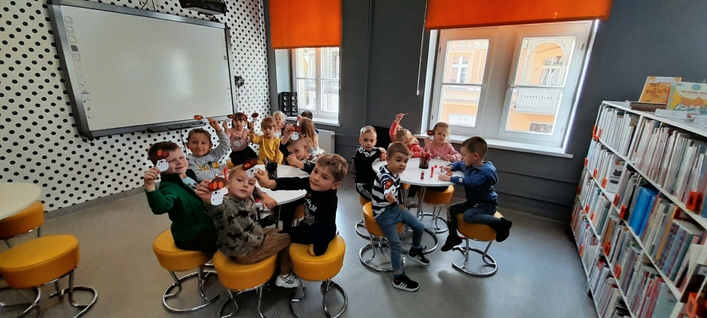 Zajęcia z grupą "Żabki" z Przedszkola Publicznego "Zielone Ogrody" w bibliotece