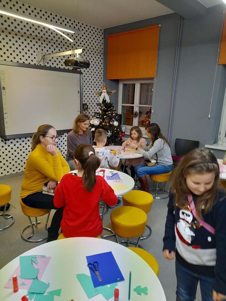 Uczestnicy świątecznych warsztatów plastycznych w Bibliotece "Pod Sową"