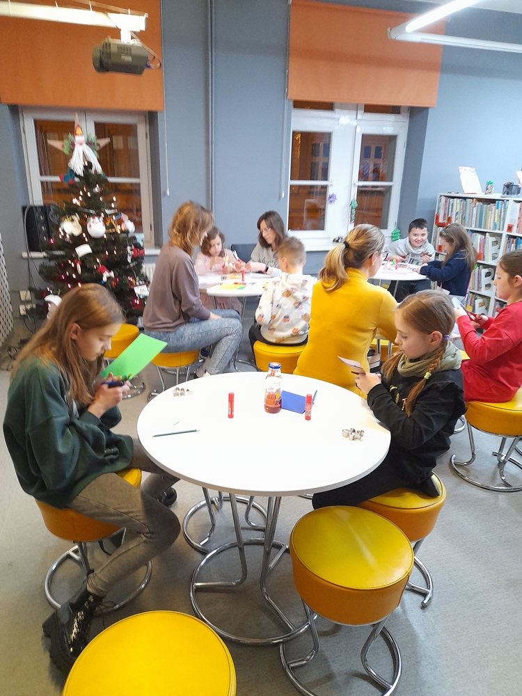 Uczestnicy świątecznych warsztatów plastycznych w Bibliotece "Pod Sową"