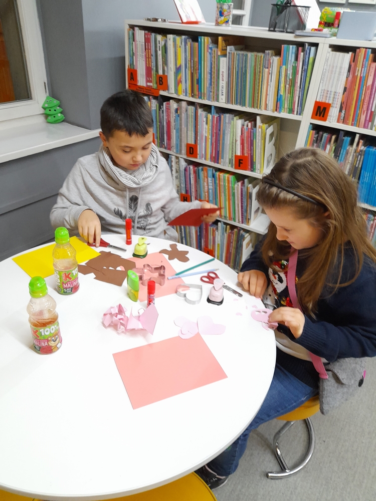 Uczestnicy świątecznych warsztatów plastycznych w Bibliotece "Pod Sową"