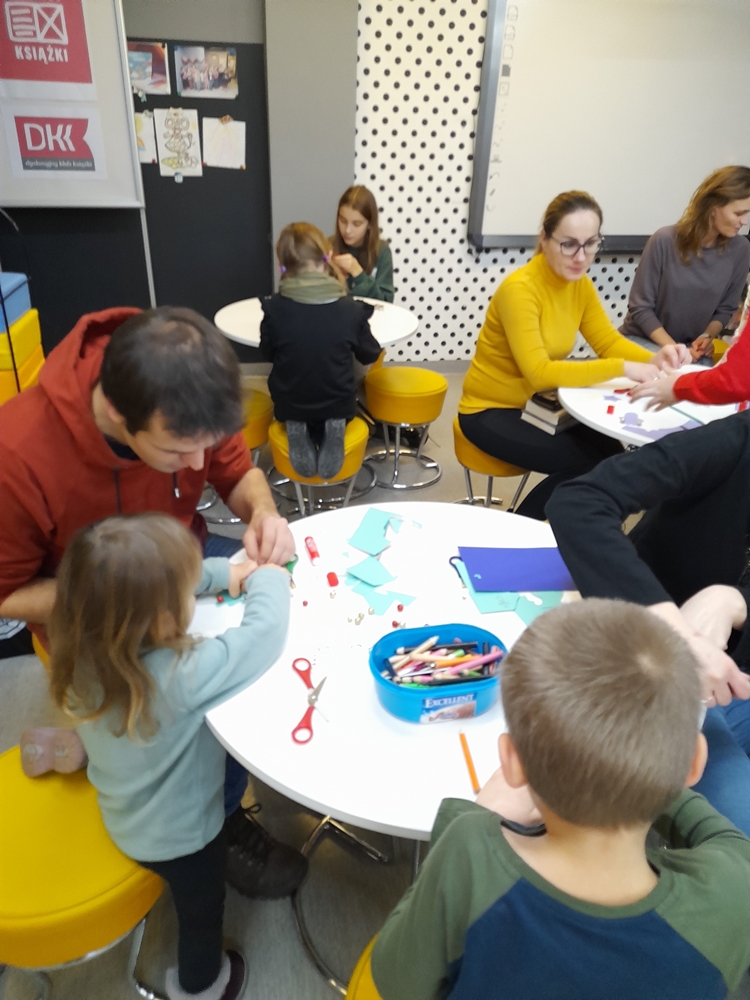 Uczestnicy świątecznych warsztatów plastycznych w Bibliotece "Pod Sową"