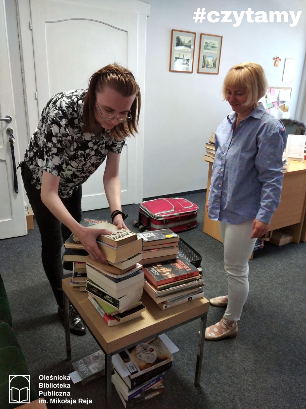 Przekazanie książek zebranych w ramach akcji Mateusza Pietrasa