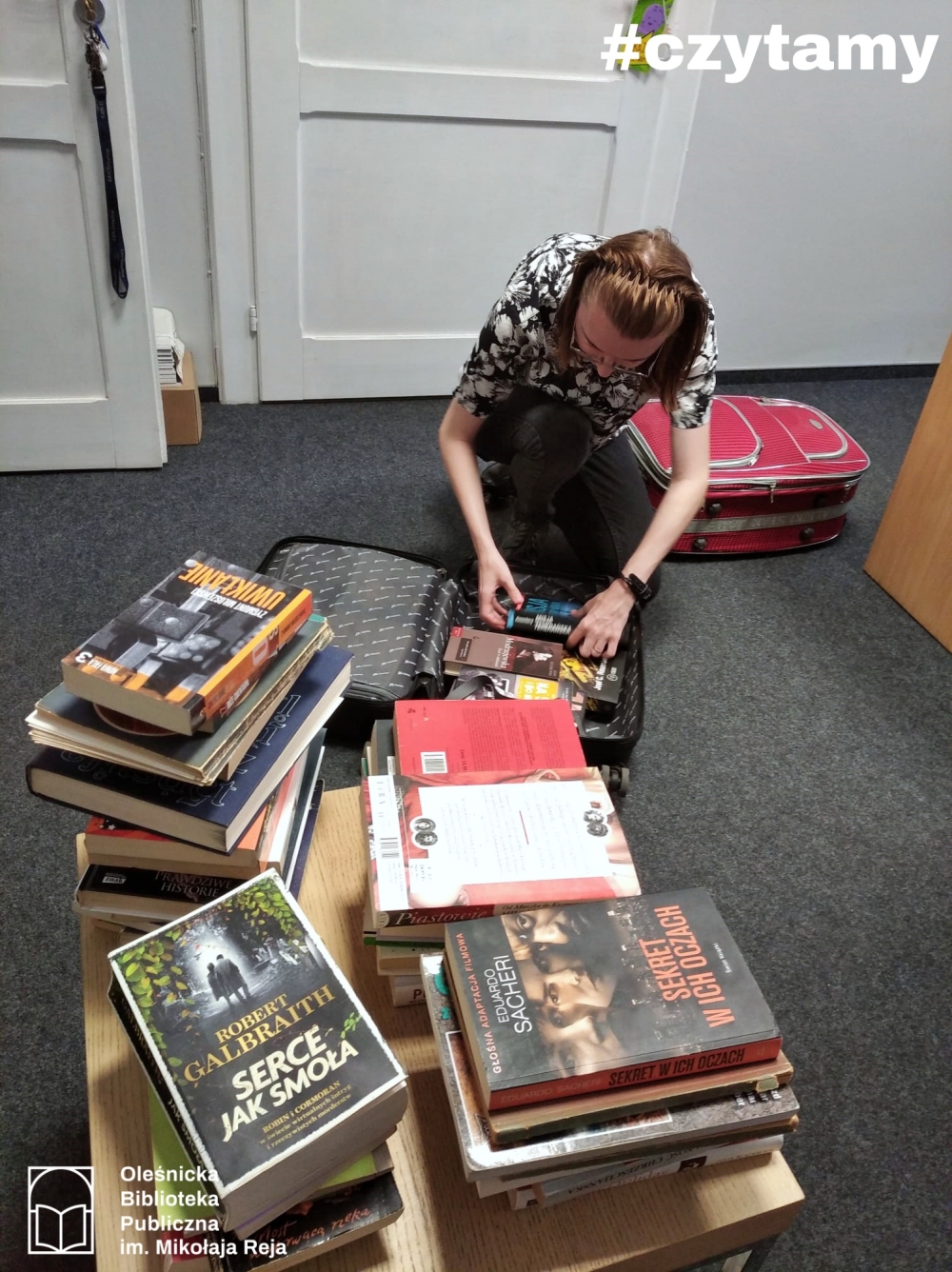 Przekazanie książek zebranych w ramach akcji Mateusza Pietrasa