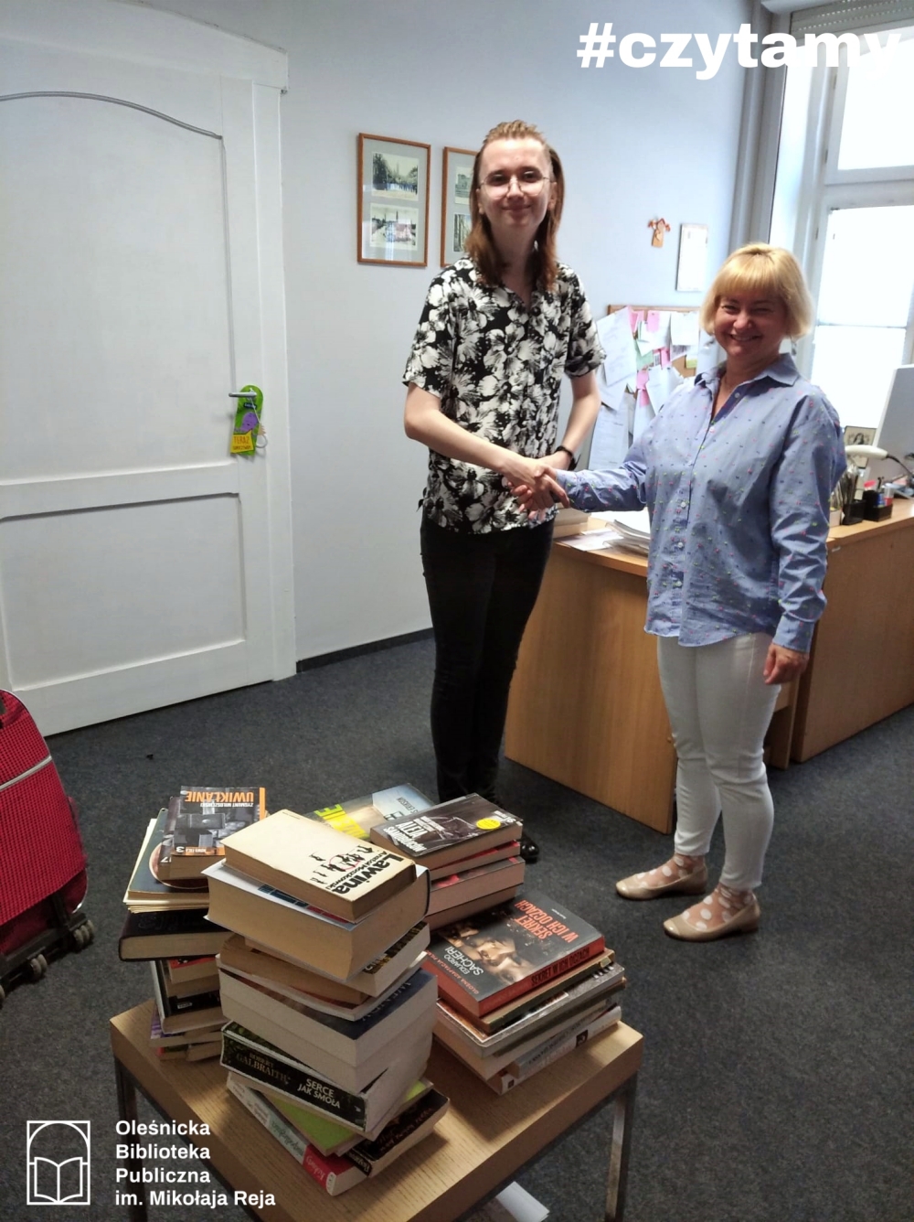 Przekazanie książek zebranych w ramach akcji Mateusza Pietrasa