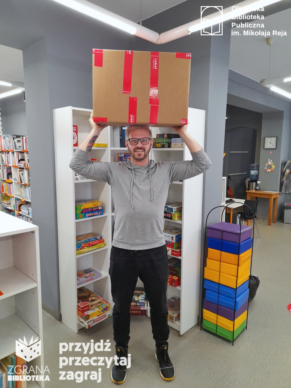 Staszek z paczką gier od Wydawnictwa Rebel