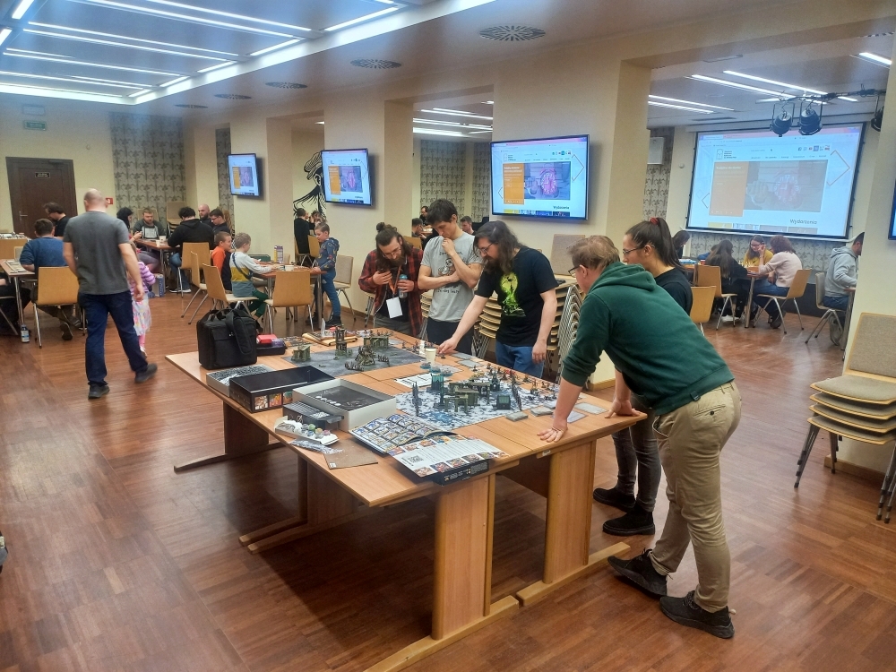 Gry bitewne podczas spotkań dla miłośników planszówek w bibliotece