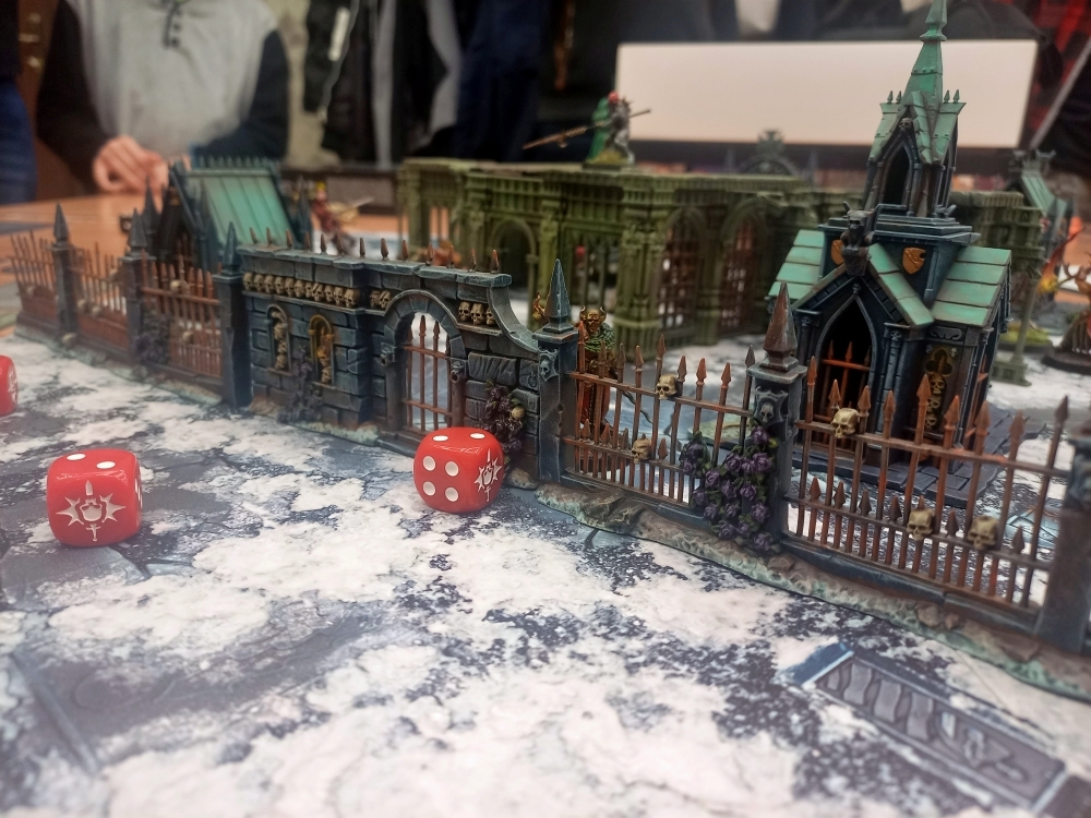 Gry bitewne podczas spotkań dla miłośników planszówek w bibliotece