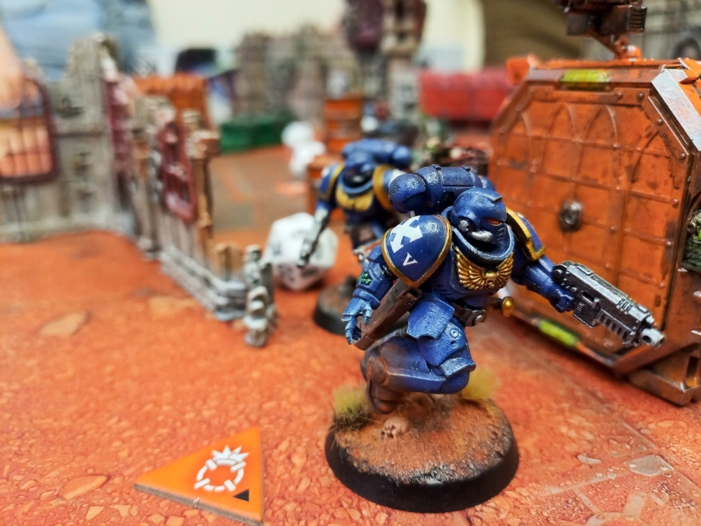 Gry bitewne podczas spotkań dla miłośników planszówek w bibliotece