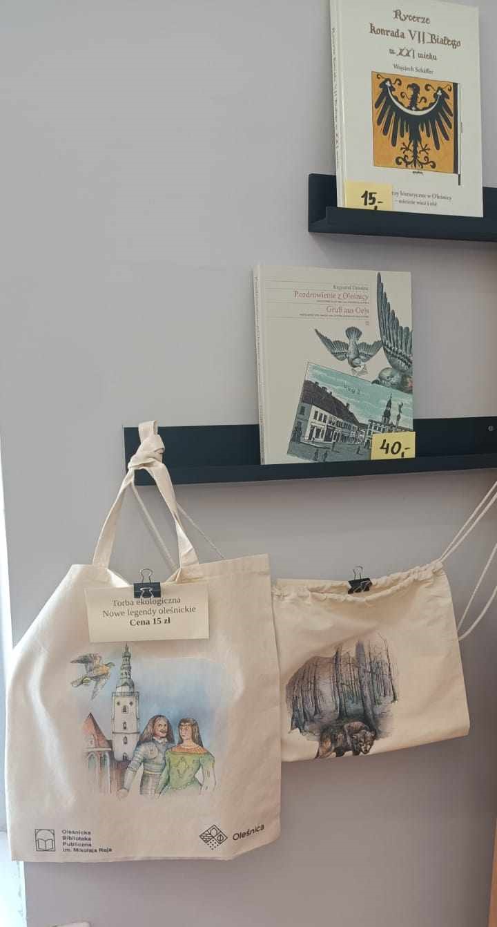 Gadżety Oleśnickiej Biblioteki Publicznej dostępne w Czytelni