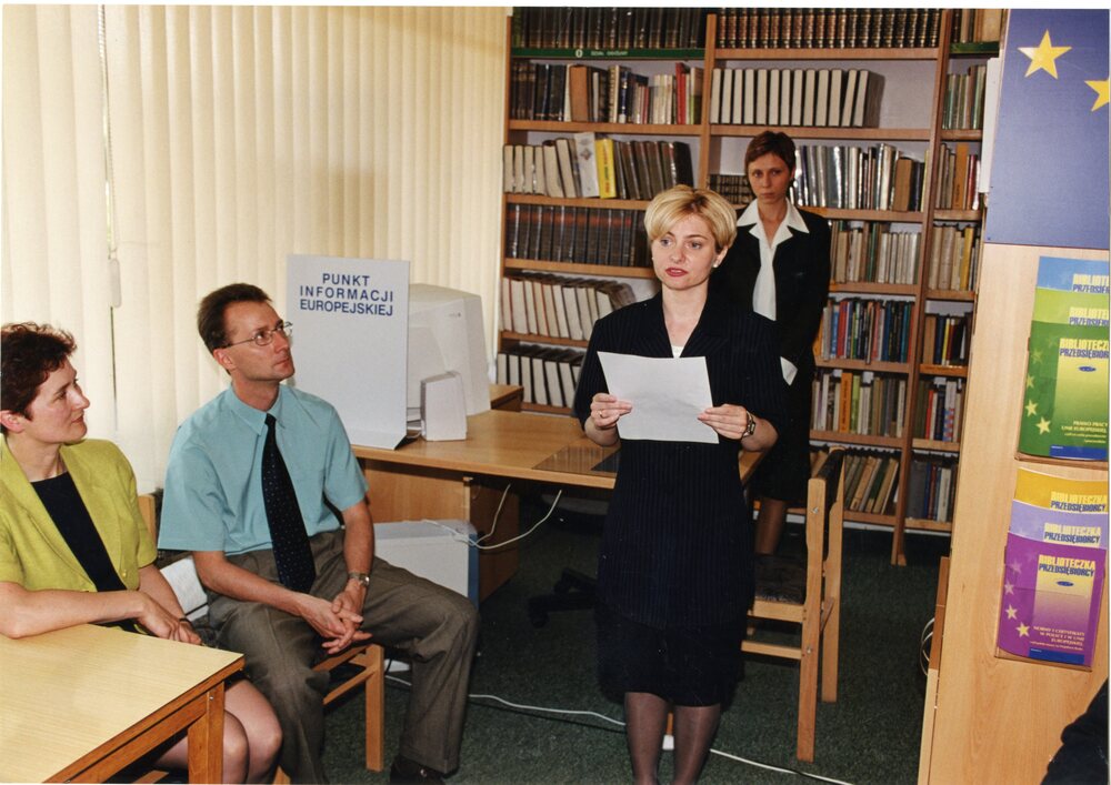 Otwarcie Punktu Informacji Europejskiej przy placu Zwycięstwa. Rok 2002. Fot. Krzysztof Dziedzic
