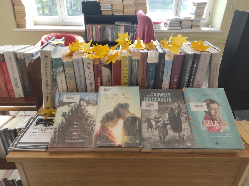 Wystawa książek o powstaniu w getcie warszawskim w Wypożyczalni dla Dorosłych