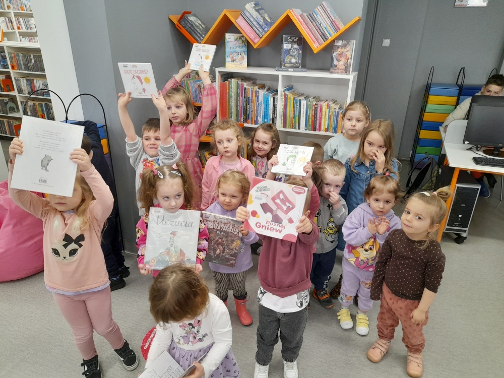 Dzieci z Niepublicznego Przedszkola Bajkowy Klub Malucha w Oleśnicy podczas lekcji bibliotecznej