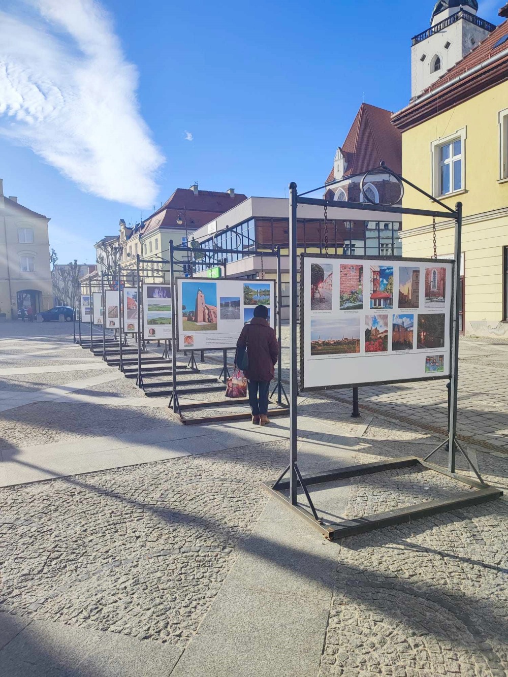 Wystawa "Polska oczami dzieci" na rynku w Oleśnicy