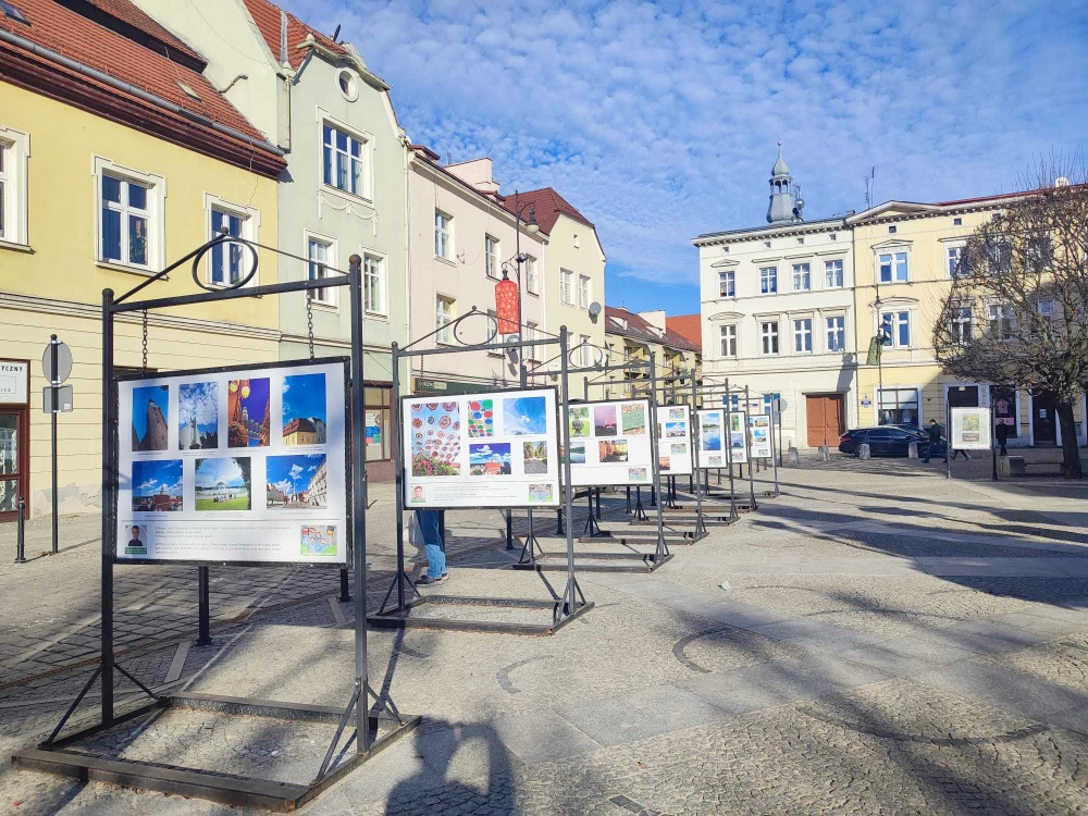 Wystawa "Polska oczami dzieci" na rynku w Oleśnicy