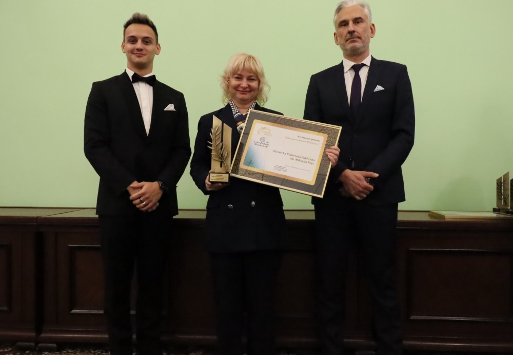 Pani Dyrektor Anna Zasada odbierająca certyfikat Pani Dyrektor Anna Zasada odbierająca certyfikat