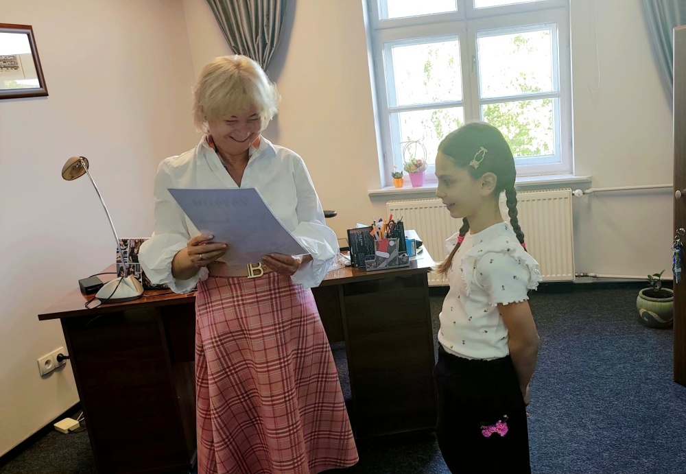Wręczenie nagrody za konkurs na kartę jubileuszową - Pani Dyrektor i laureatka
