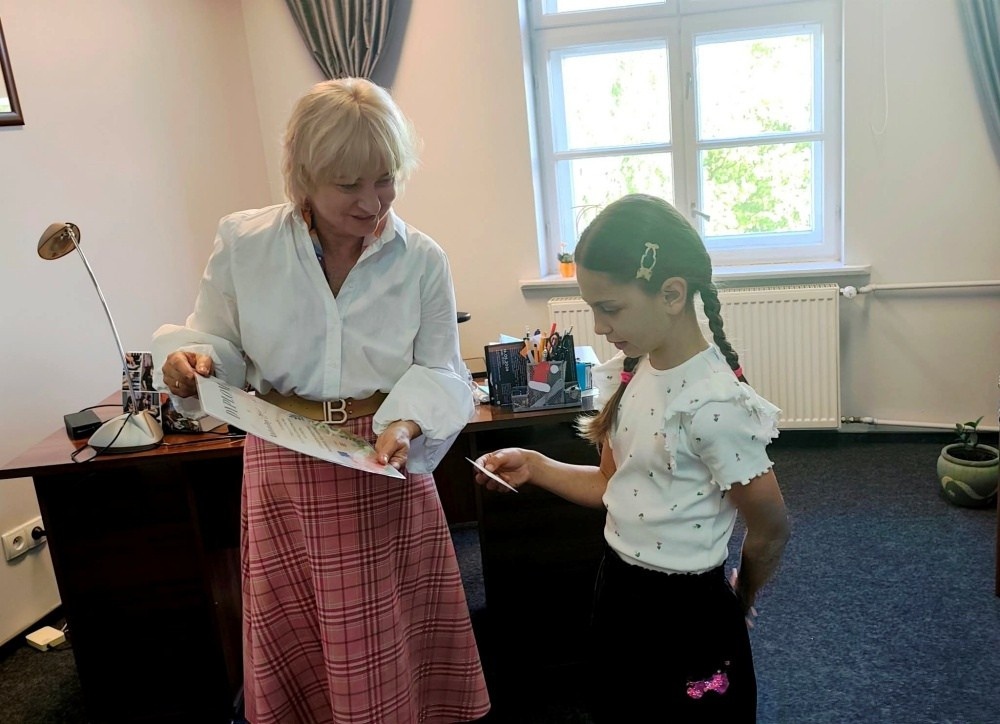 Wręczenie nagrody za konkurs na kartę jubileuszową - Pani Dyrektor i laureatka