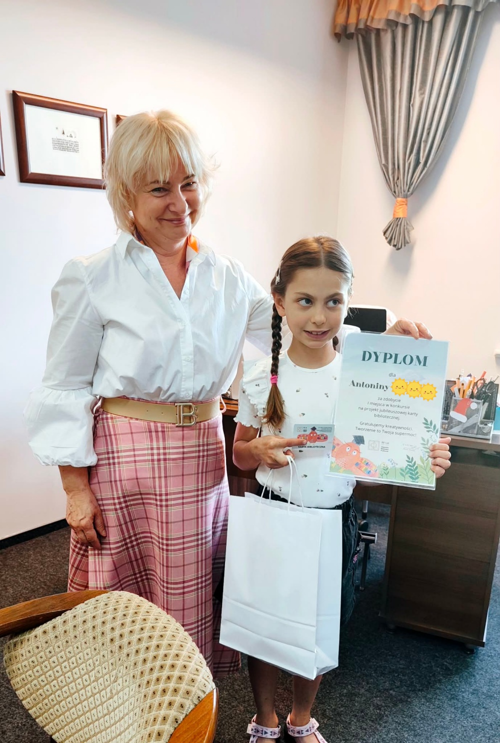 Wręczenie nagrody za konkurs na kartę jubileuszową - Pani Dyrektor i laureatka