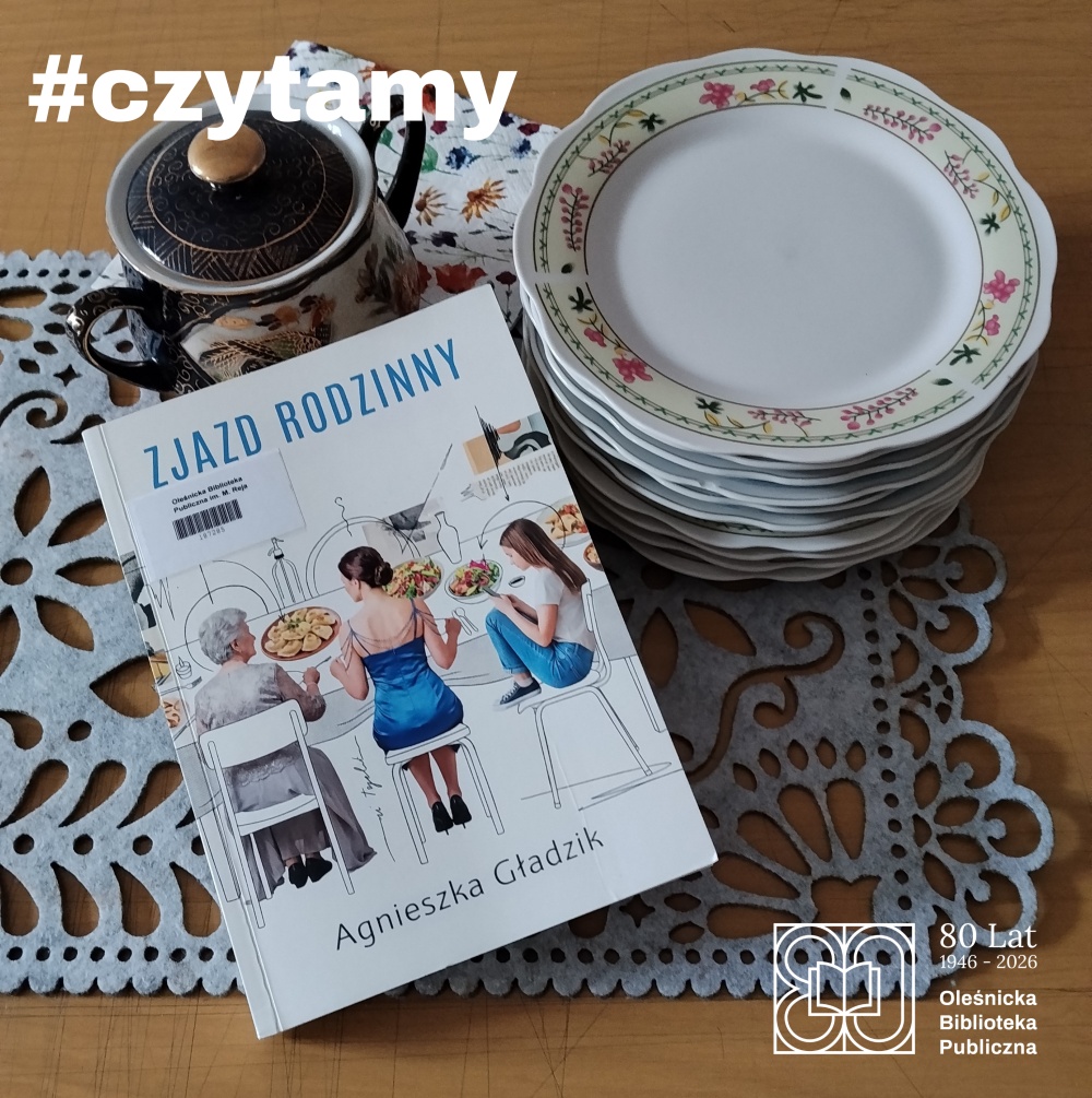 Okładka książki "Zjazd rodzinny" na tle zastawy stołowej Okładka książki "Zjazd rodzinny" na tle zastawy stołowej