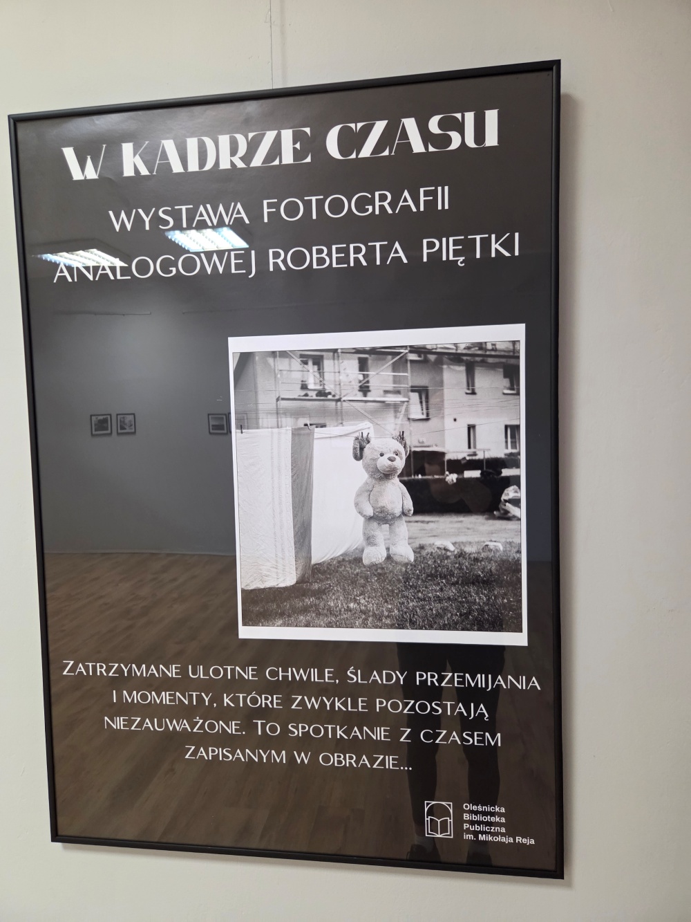 Plansza tytułowa wystawy "W kadrze czasu" Roberta Piętki