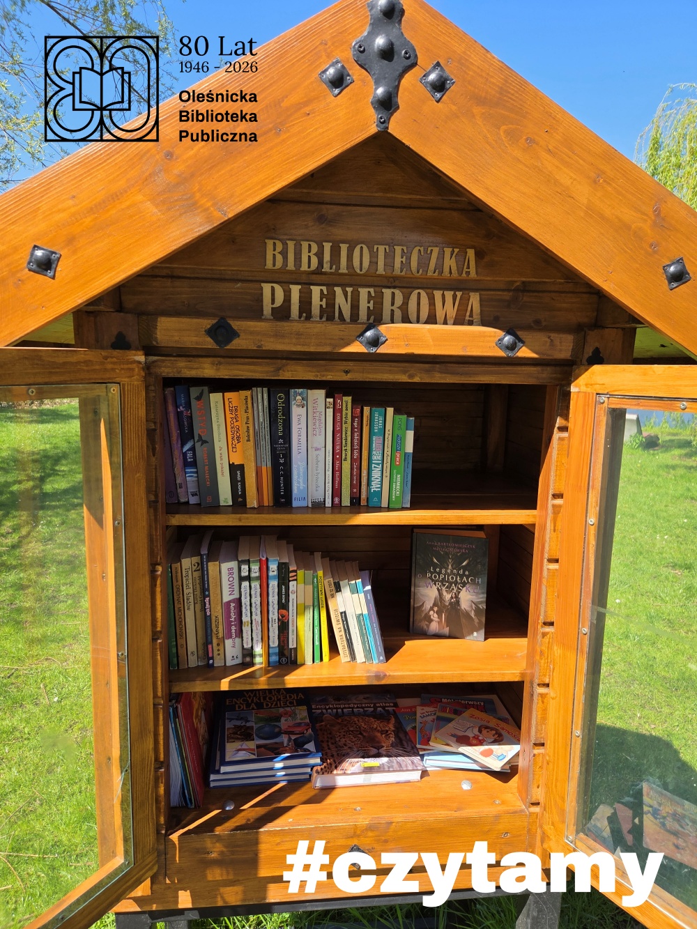 Zdjęcie biblioteczki plenerowej wypełnionej książkami