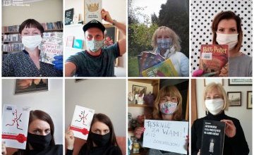 Pracownicy biblioteki trzymający książki i mający zasłonięte twarze maseczkami ochronnymi