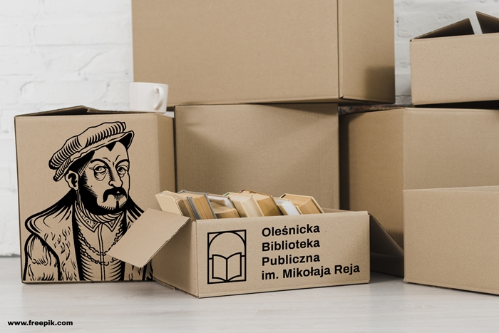 Zdjęcie kartonów z książkami oznakowane logo oleśnickiej biblioteki