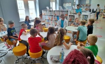 Trwają wakacyjne zajęcia w Bibliotece "Pod Sową"