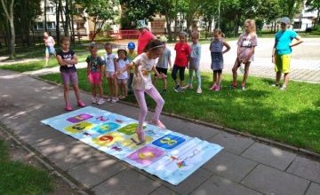 Świat starych zabaw podwórkowych