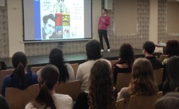Uczniowie na spotkaniu o literaturze japońskiej