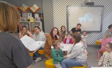 Wiosenne obrazy na spotkaniu Klubu Książkowych Jeżyków