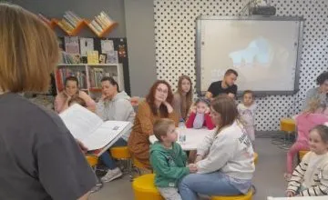 Wiosenne obrazy na spotkaniu Klubu Książkowych Jeżyków