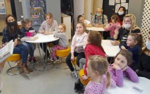 Uczestnicy zajęć w ramach Klubu Książkowych Jeżyków