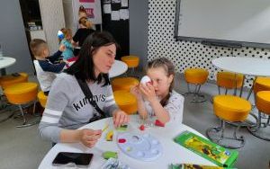 Uczestnicy zajęć literacko-plastycznych "Wielkanocne dekoracje"