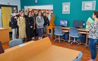 Fotorelacja z wizyty licealistów w olesnickiej bibliotece przy ul. M. Reja 10