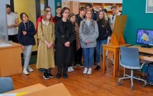 Fotorelacja z wizyty licealistów w olesnickiej bibliotece przy ul. M. Reja 10