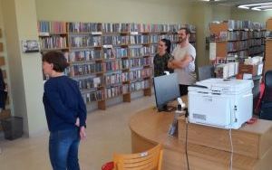 Fotorelacja z wizyty licealistów w olesnickiej bibliotece przy ul. M. Reja 10