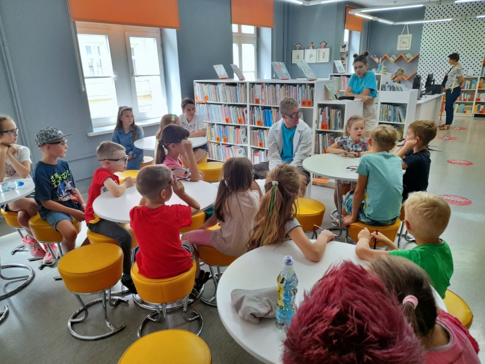 Fotorelacja z zajęć wakacyjnych w Bibliotece dla Dzieci i Młodzieży 