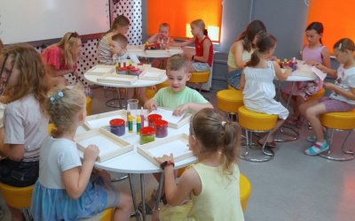 Fotorelacja z zajęć wakacyjnych w Bibliotece dla Dzieci i Młodzieży "Pod Sową"