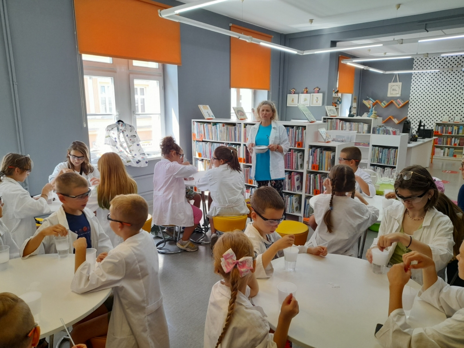 Fotorelacja z zajęć wakacyjnych w Bibliotece dla Dzieci i Młodzieży 