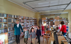 Fotorelacja z wizyt przedszkolaków w oleśnickiej bibliotece