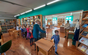 Fotorelacja z wizyt przedszkolaków w oleśnickiej bibliotece