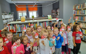 Fotorelacja z wizyt przedszkolaków w oleśnickiej bibliotece