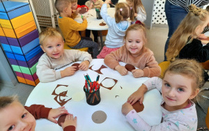 Uczestnicy zajęć w ramach lekcji bibliotecznych w Bibliotece "Pod Sową"