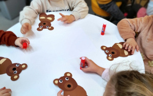 Uczestnicy zajęć w ramach lekcji bibliotecznych w Bibliotece "Pod Sową"