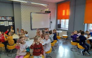 Uczestnicy zajęć w ramach lekcji bibliotecznych w Bibliotece "Pod Sową"