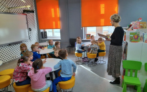 Uczestnicy zajęć w ramach lekcji bibliotecznych w Bibliotece "Pod Sową"